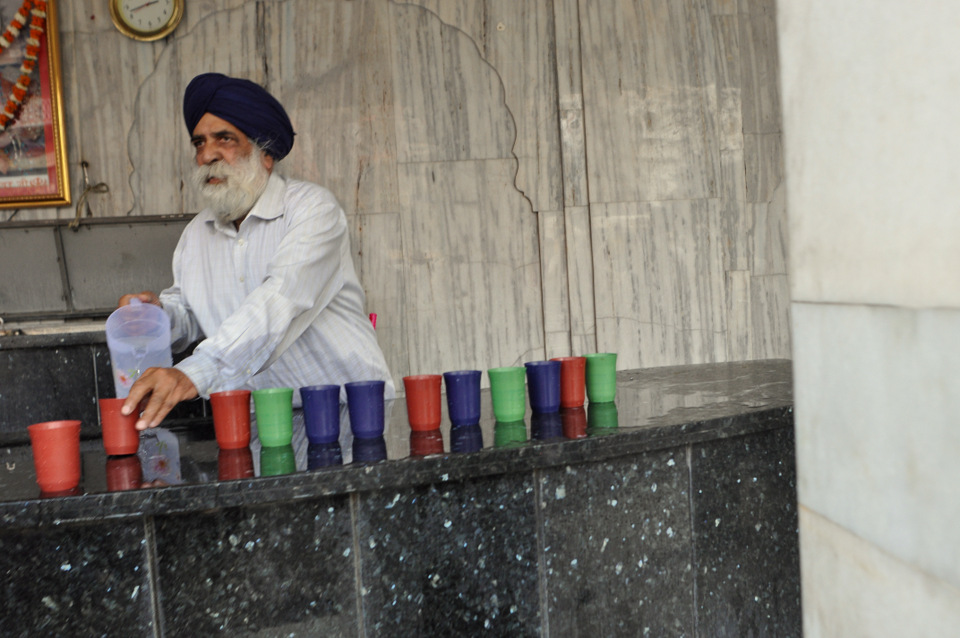 Un sikhs distribuant de l'eau