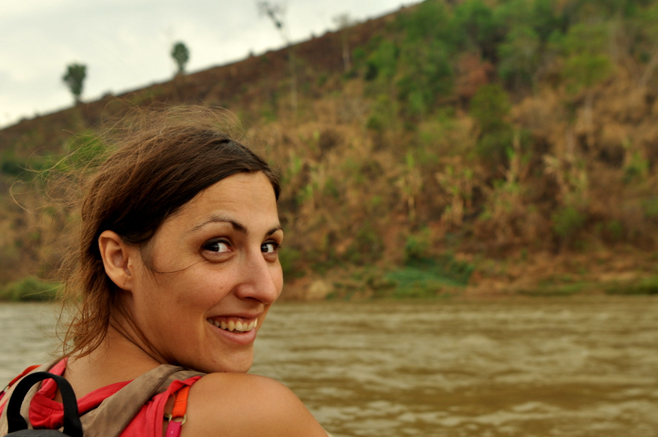 Tania sur la pirogue après 6h de rando