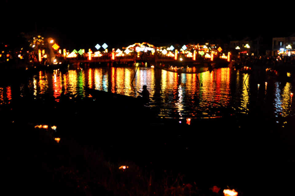 Les lampions sur la rivière